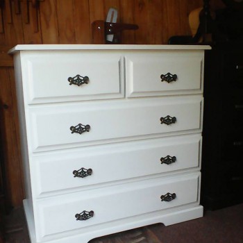 White chest of drawers