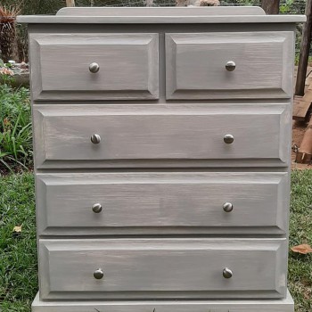 Chest of drawers using a paint technique