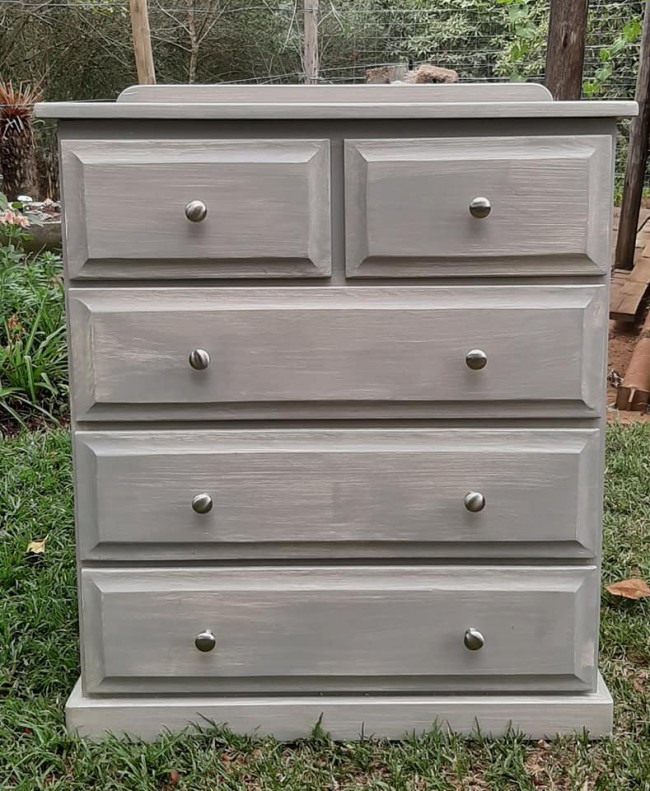 Chest of drawers using a paint technique