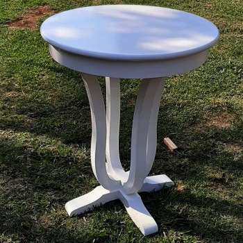 Modern curved-leg round table in white